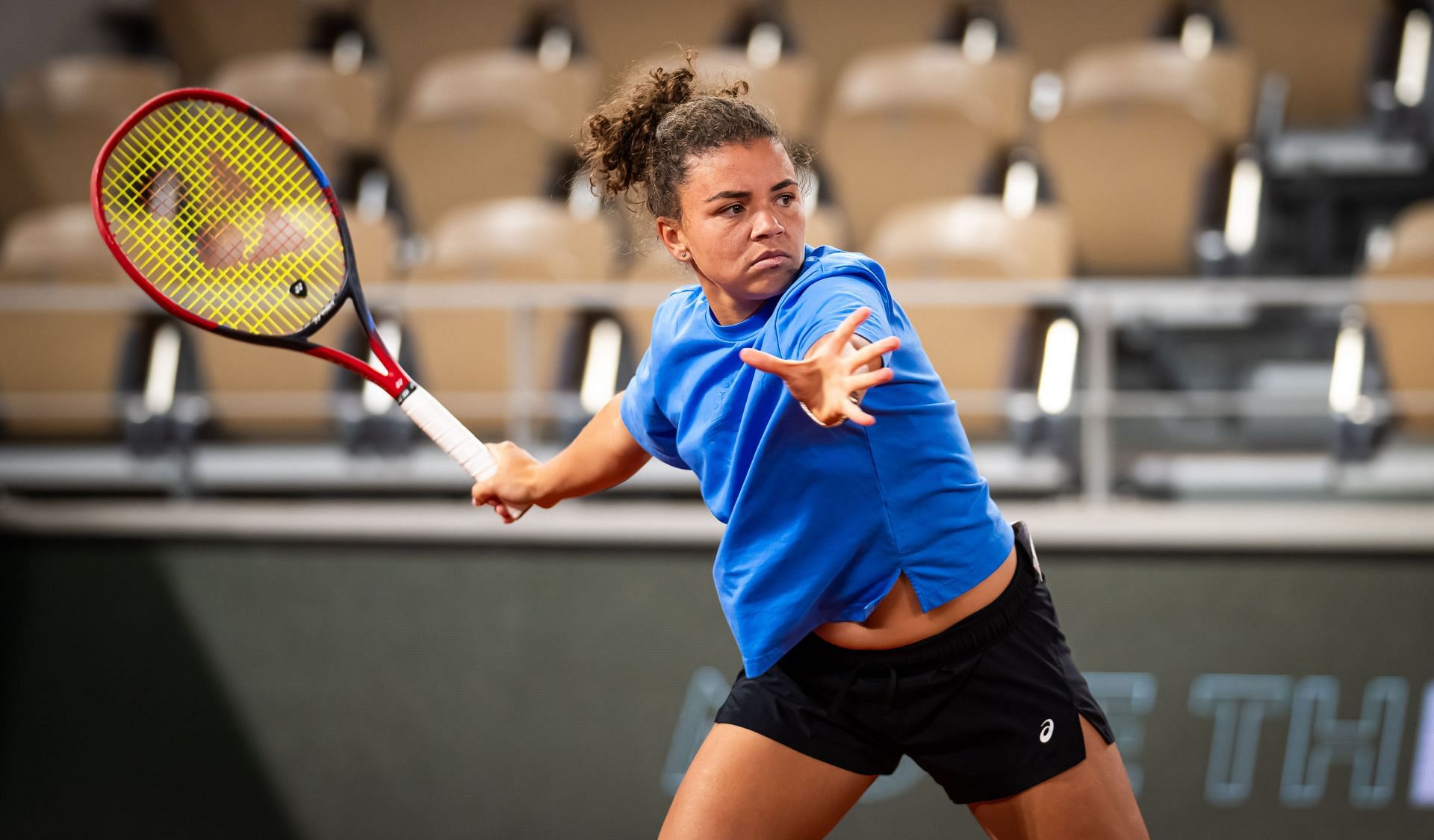 Paolini plays a forehand in the 2025 French Open - Previews - Source: Getty